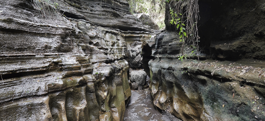 Visit Ol Njorowa Gorge in Hell's gate National Park